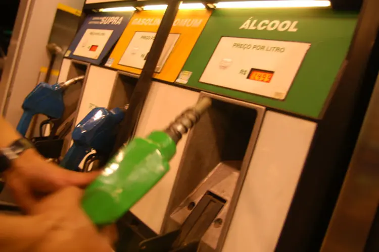 Petrobras anunciou que o preço médio do litro da gasolina A sem tributo nas refinarias, que entra em vigor nesta quinta-feira (12), será de R$ 2,0527 (Andre Vieira/Getty Images)