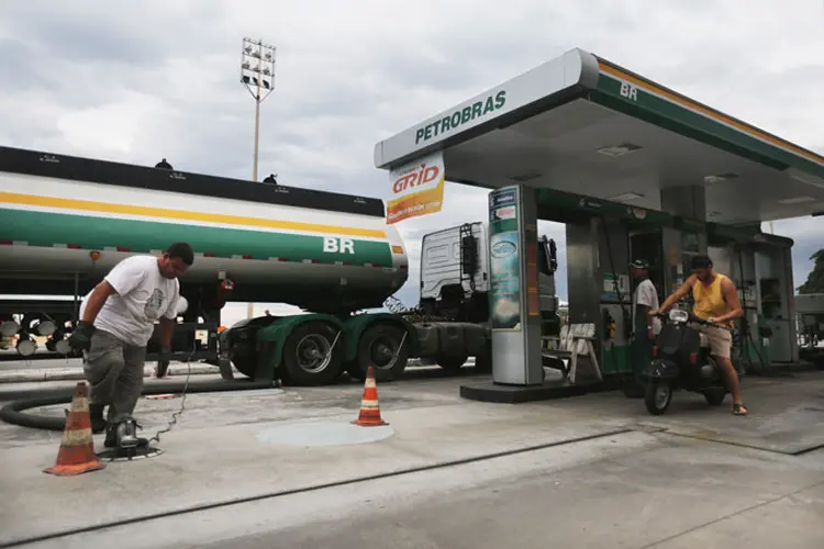 Petrobras: preços do diesel e da gasolina praticados pela Petrobras nas refinarias serão elevados na terça-feira aos maiores patamares desde que a petroleira iniciou uma nova sistemática de formação de cotações (Mario Tama/Getty Images)