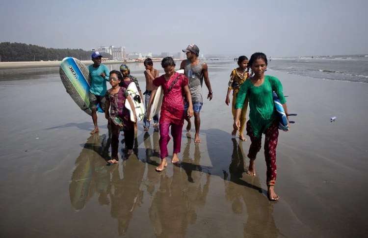 SURFISTAS EM COX&#8217;S BAZAR: o movimento de turistas caiu 40% na temporada entre dezembro de 2016 e maio de 2017 e ainda não se recuperou totalmente / Allison Joyce/Getty Images