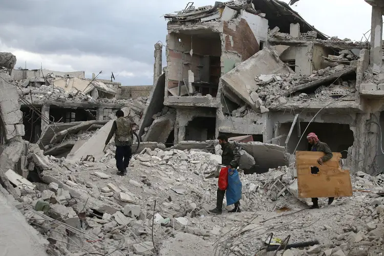 Síria: Para milhares de civis inocentes, a Copa do Mundo passará despercebida enquanto a luta continua e as bombas continuam a cair, disse líder sírio (Bassam Khabieh/Reuters)