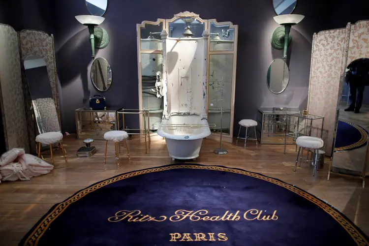 Uma banheira do século XIX, apresentada como "a primeira" do hotel Ritz, fundado em 1898, encontrou um comprador por 7.800 euros, que ainda terá que fazer alguns reparos. (Charles Platiau/Reuters)
