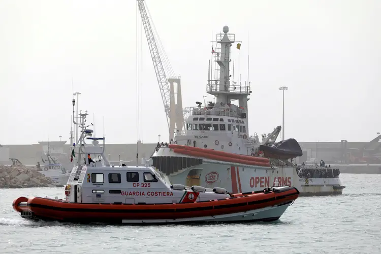 O resgate foi feito pela embarcação Aquarius e todos os feridos e doentes foram encaminhados para hospitais (Antonio Parrinello/Reuters)