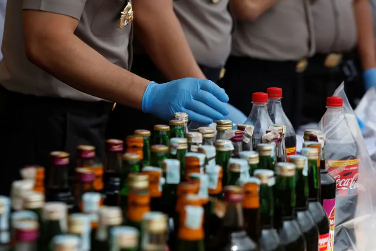 Bebidas: pelo menos 53 pessoas já morreram por causa do consumo de álcool adulterado em Java Ocidental (Willy Kurniawan/Reuters)