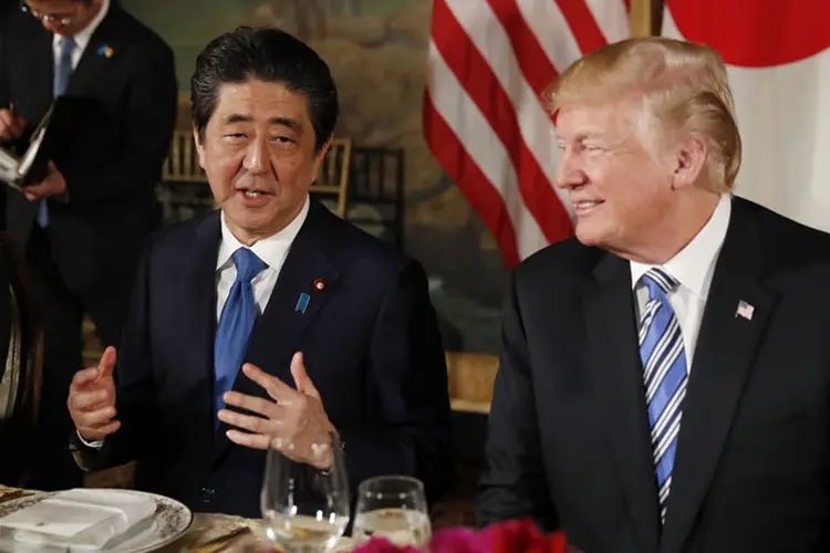 Abe e Trump: o país asiático não vai seguir a mesma diretriz do presidente Trump (Kevin Lamarque/Reuters)