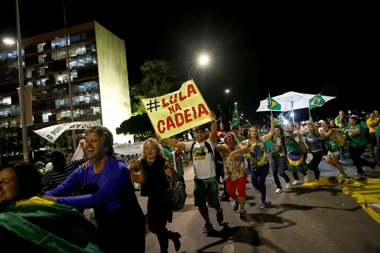 Brasília: manifestantes comemoram o voto da ministra Rosa Weber conta o habeas corpus (Adriano Machado/Reuters)