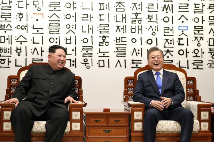 Kim Jong-un e Moon Jae-in em encontro histórico entre a Coreia do Norte e do Sul (foto de abril de 2018) (Korea Summit Press/Reuters)