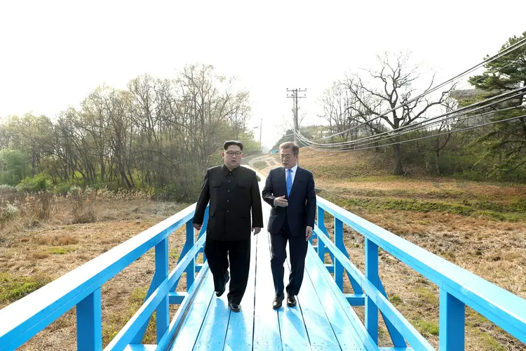 Kim Jong-un e Moon Jae-in em encontro histórico entre a Coreia do Norte e do Sul: número de refugiados norte-coreanos na Coreia do Sul é de aproximadamente 30 mil (Korea Summit Press Pool/Reuters)