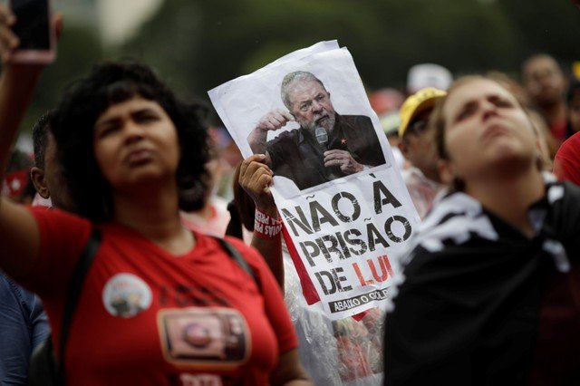 APOIADORES DE LULA: para negar a claríssima Lei da Ficha Limpa, o STF teria que mostrar que a condenação de Lula foi de alguma forma viciada ou perdeu validade / Ueslei Marcelino/ Reuters (Ueslei Marcelino/Reuters)