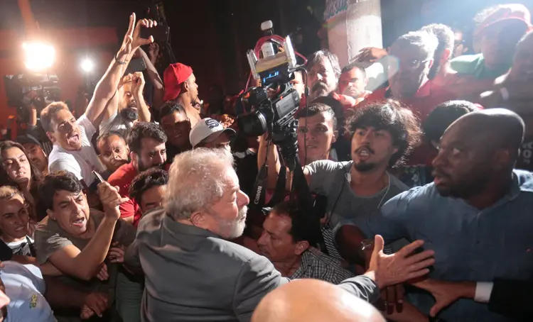Ex-presidente Luiz Inácio Lula da Silva sai do Sindicato dos Metalúrgicos e se entrega à PF (Leonardo Benassatto/Reuters)