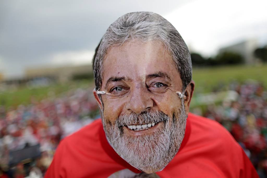 Lindbergh Farias chama petistas para vigília em frente à casa de Lula