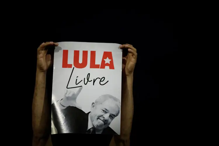 Luiz Inácio Lula da Silva: manifestantes carregam bandeiras e faixas com as inscrições "Lula Livre", (Ueslei Marcelino/Reuters)
