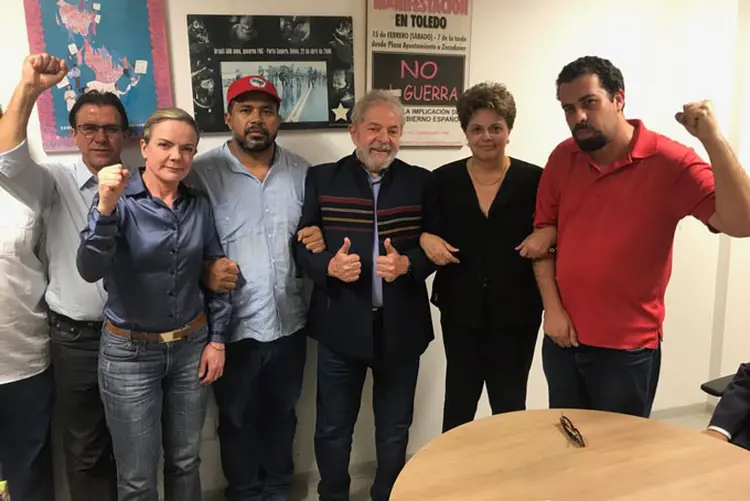 Lula: o ex-presidente e seus aliados, na sede do Sindicato dos Metalúrgicos em São Bernardo do Campo (PT - Partido dos Trabalhadores/Facebook/Divulgação)