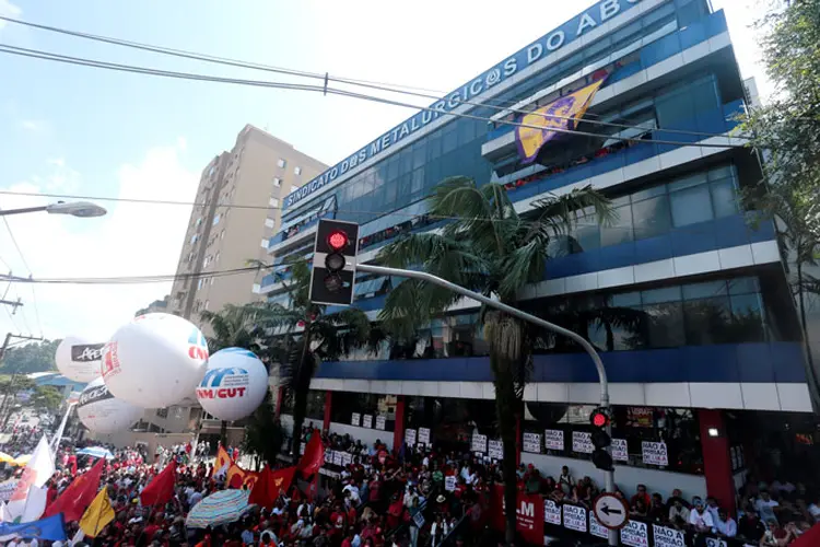 Manifestações: Gleisi disse que Lula não se entregou não para afrontar e desrespeitar a lei, mas para mostrar que "não somos gado que vai quieto para o matadouro" (Leonardo Benassatto/Reuters)