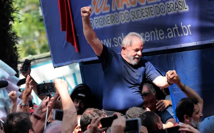 Lula é carregado de volta para dentro de sindicato após discurso em São Bernardo dos Campos neste sábado, 7 de abril de 2018 (Leonardo Benassatto/Reuters)