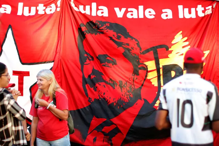 Apoiadores de Lula: pesquisa considerou que o petista fique impedido de disputar o pleito (Rodolfo Buhrer/Reuters)