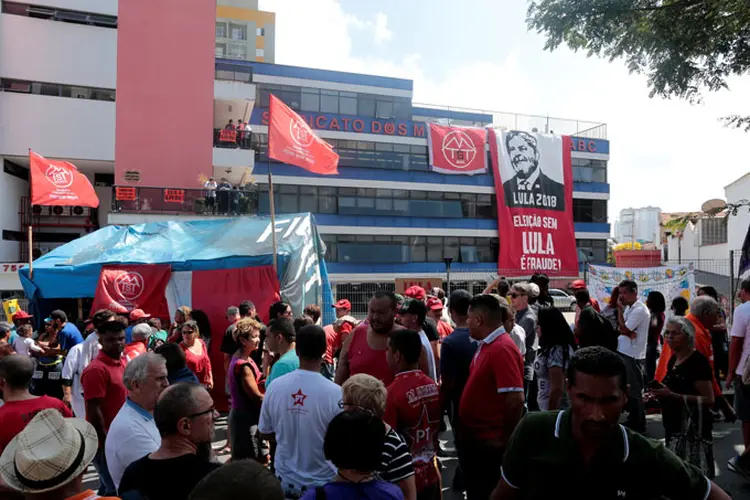 Manifestação: apesar da expectativa do público de que Lula se manifeste, dirigentes do sindicato e membros do partido consideram improvável que o petista fale (Leonardo Benassatto/Reuters)