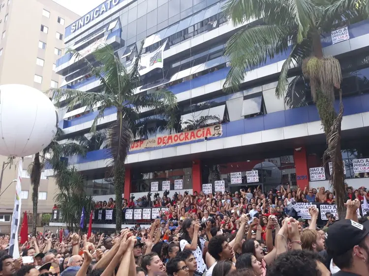 Apoiadores de Lula se mobilizam em São Bernardo no Sindicato dos Metalúrgicos, no dia 7 de abril de 2018 (Diogo Max/Exame)