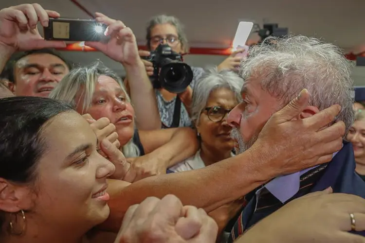 Lula e militantes em São Bernardo do Campo: o Washington Post pergunta se o Brasil poderá, finalmente, "seguir em frente" (Ricardo Stuckert/Lula/Facebook/Divulgação)