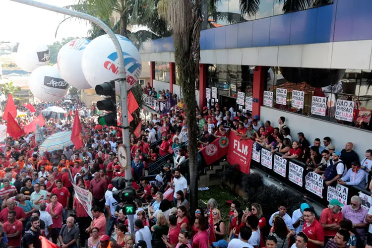 Manifestantes em frente ao Sindicato dos Metalúrgicos em São Bernardo, em apoio ao ex-presidente Lula (Leonardo Benassatto/Reuters)