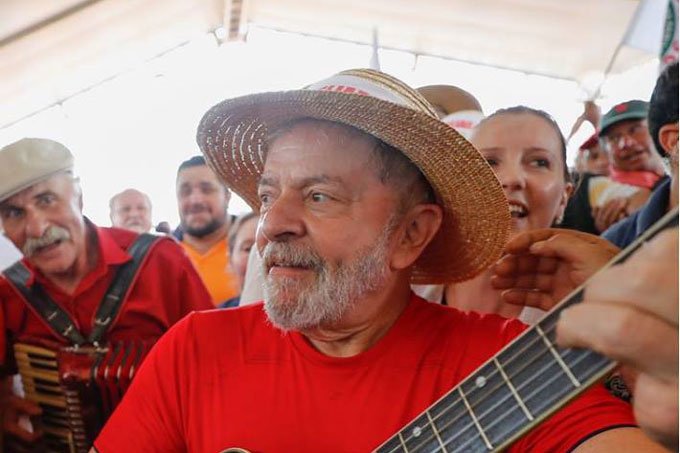 Em campanha no rádio, Lula diz que vai "reconstruir o país"