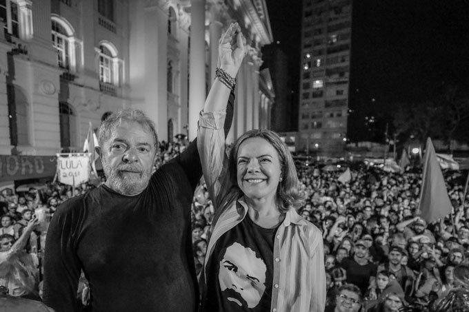 Lula e Gleisi: por meio meio de nota, divulgada no site do PT, a presidente da sigla considera a condenação "injusta e ilegal" (Lula/Facebook/Divulgação)