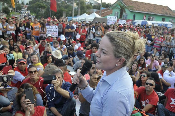 Gleisi Hoffmann: "Aviso reto: não sou candidata a presidente, a vice ou pretendente a ser. O PT tem candidato! É Lula!!! Aceitem, dói menos" (Marcello Casal Jr/Agência Brasil)