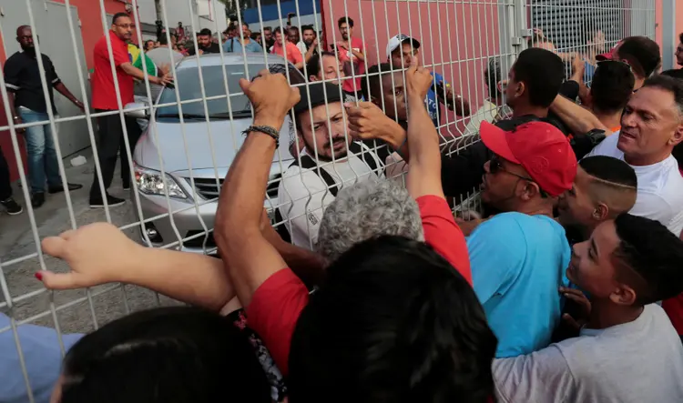 Manifestantes tentam impedir a saída de Lula do Sindicato dos Metalúrgicos (Leonardo Benassato/Reuters)