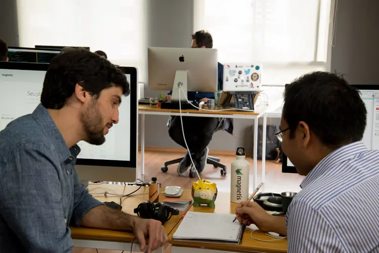 Luciano Tavares, fundador da Magnetis (esquerda), no escritório da startup: plataforma já fez planos de investimento para 70 mil usuários (Magnetis/Divulgação)