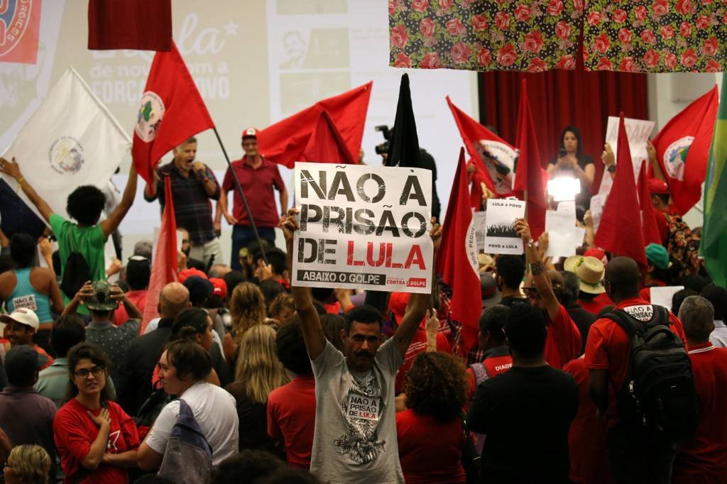 O dia de expectativa pela prisão de Lula em fotos