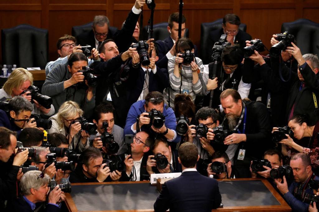 O discreto Zuckerberg, CEO do Facebook, vira o centro das atenções