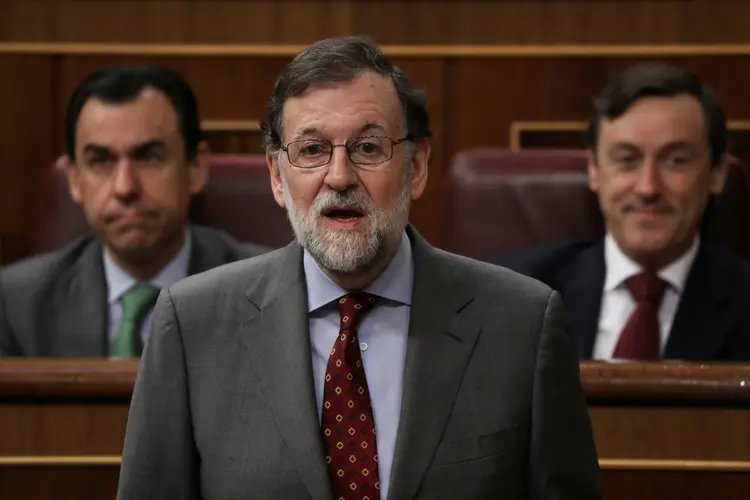 Rajoy: caso seja confirmado o envolvimento do presidente em casos de corrupção, o líder do PSOE assumirá o cargo (Susana Vera/Reuters)