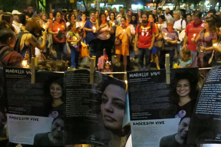Ruas iluminadas: manifestantes se reuniram em vários pontos do Rio de Janeiro para a homenagem à vereadora (Vladimir Platonow/Agência Brasil)
