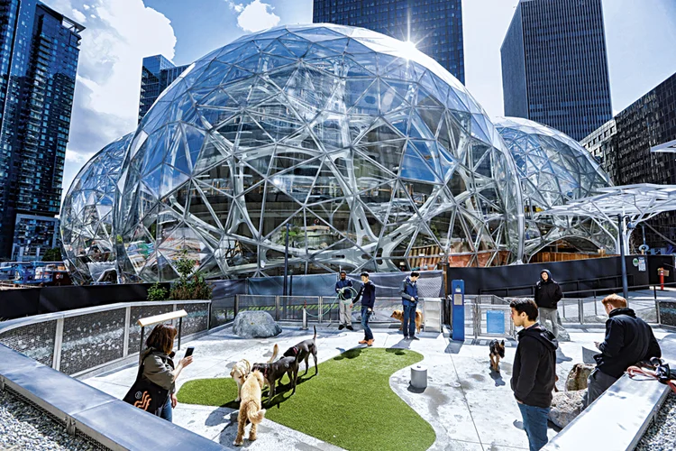 Biospheres, no centro de Seattle: a estrutura recém-inaugurada pela Amazon é um misto de estufa e espaço para reuniões | Elaine Thompson/Ap Photo/Glow Images / 