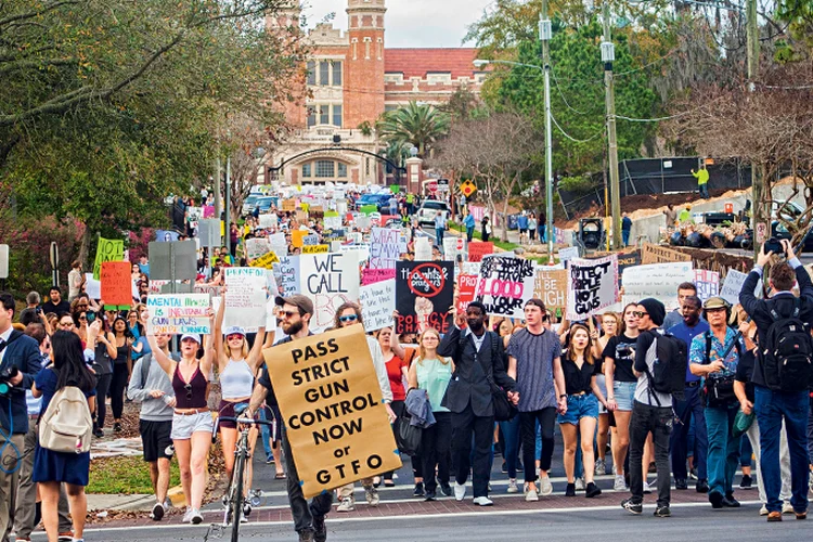 Protesto contra tiroteio em escola na Flórida: empresas foram cobradas a cortar relações com a Associação Nacional de Rifles (Mickey Adair/Getty Images)