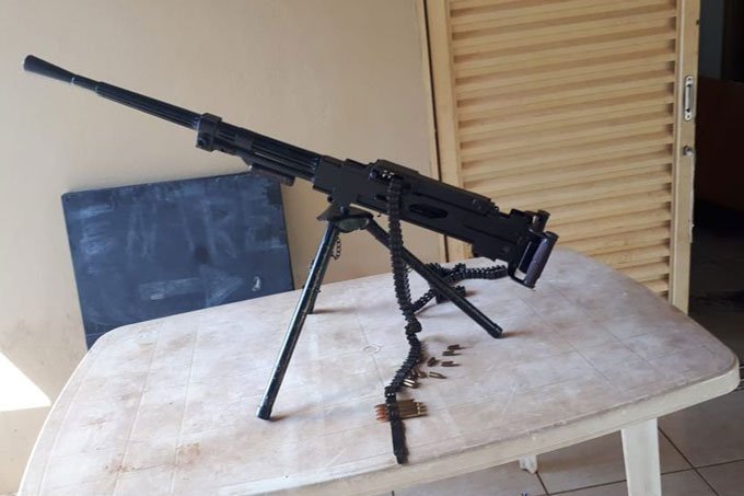 Arma que faz 600 disparos por minuto é apreendida no interior de SP