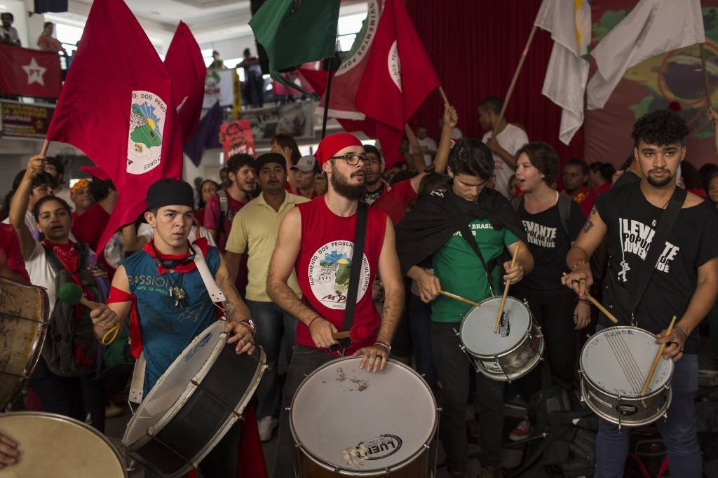 Apoiadores de Lula resistem com cerveja, churrasco e protesto