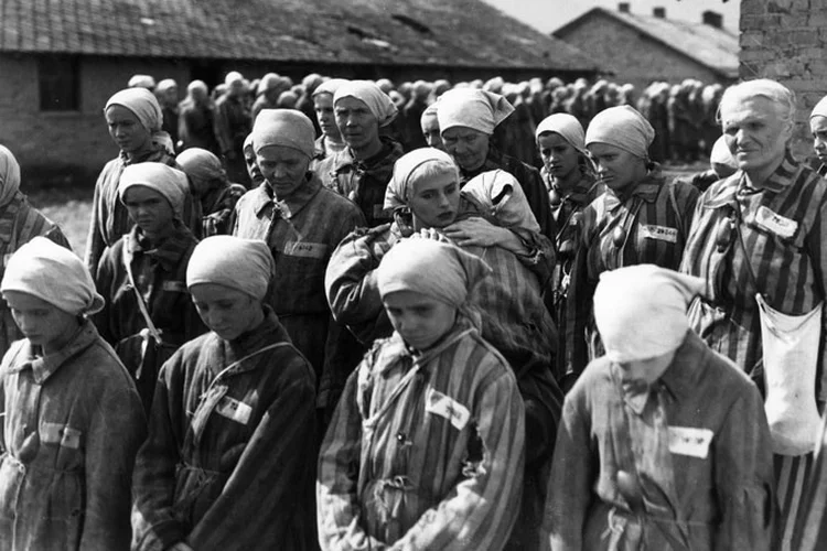 Holocausto: o médico se uniu a grupos filiados e "legitimou publicamente diretrizes de higiene racial", incluindo a esterilização forçada (Hulton Archive/Getty Images)