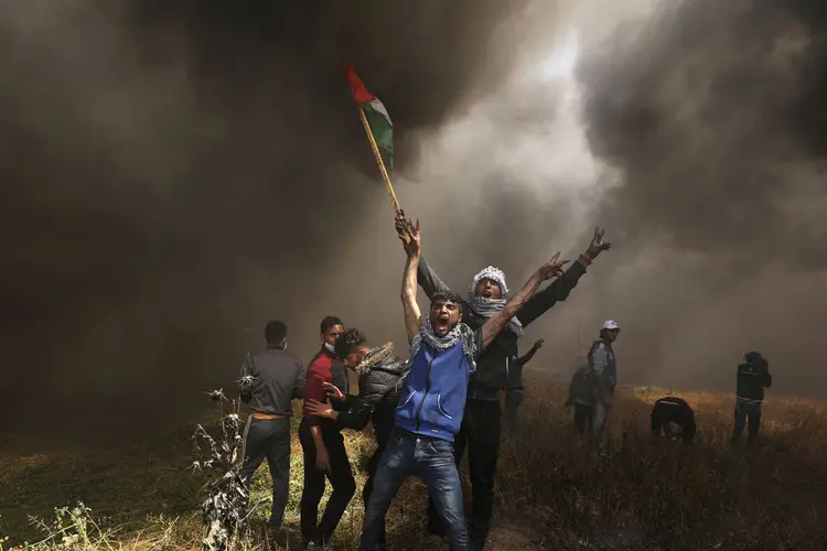Protestos: segundo o Exército de Israel, cerca de 10 mil palestinos protestam na fronteira (Mohammed Salem/Reuters)