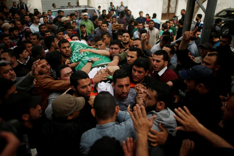 Ashraf al Qedra estava hospitalizado com graves ferimentos desde o início da Grande Marcha do Retorno (Suhaib Salem/Reuters)