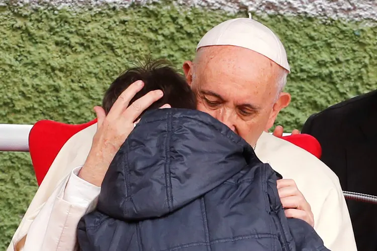 Emanuele, um menino de 8 anos, fez a pergunta ao Papa em uma visita à paróquia do bairro de Corviale, na periferia de Roma (Remo Casilli/Reuters)