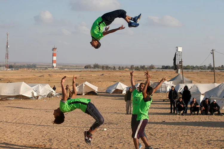 Parkour: os jovens se manifestaram no acampamento erguido para acolher as manifestações da "marcha do retorno" (Mohammed Salem/Reuters)