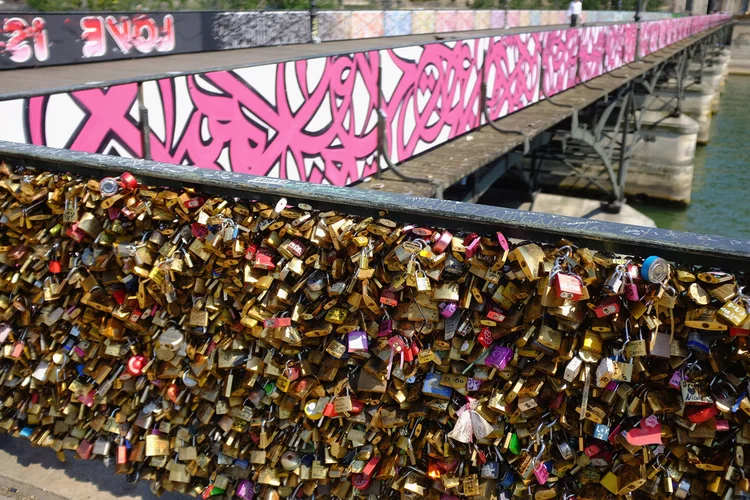 Em 2014, parte da grande da ponte das Artes quebrou e caiu no rio Sena (Pascal Le Segretain/Getty Images/Getty Images)