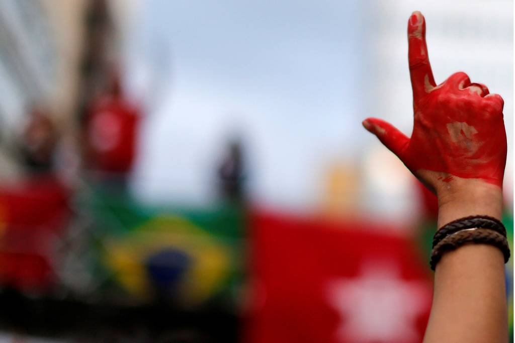 Apoiadores de Lula se organizam para fazer um ato nesta quarta-feira, 14, durante o depoimento do petista em Curitiba (Rodolfo Buhrer/Reuters)