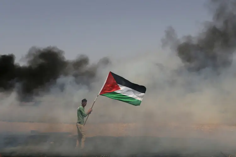 Palestinos protestam na Faixa de Gaza contra Israel  (/Ibraheem Abu Mustafa/Reuters)