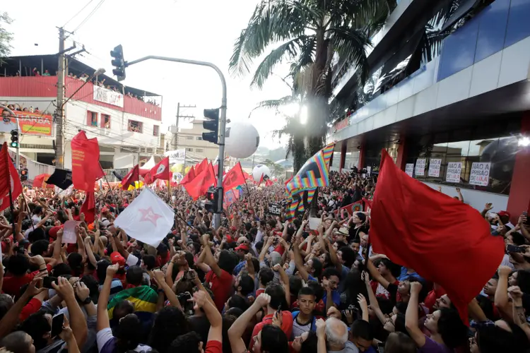 Apoiadores de Lula: a militância se aglomera à frente do prédio, em vigília pela defesa de Lula (Paulo Whitaker/Reuters)