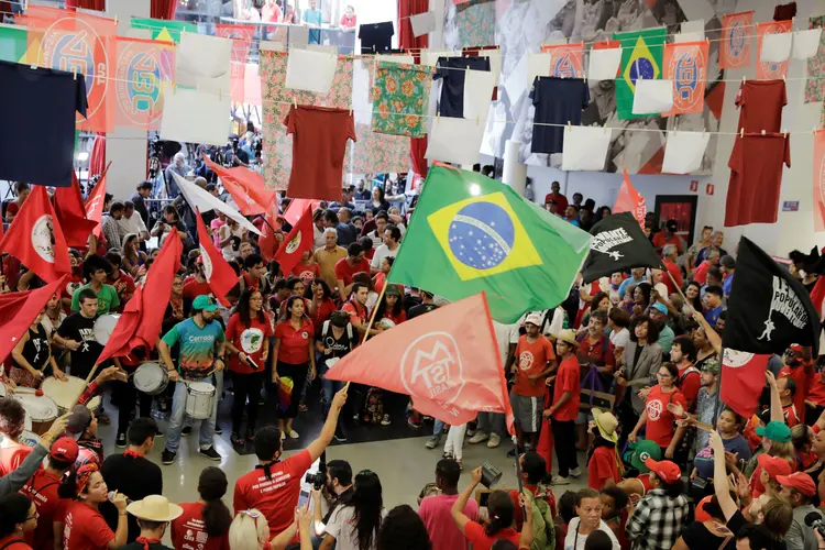 Manifestações: Sede do Sindicato do ABC tem servido de espaço para que simpatizantes de Lula acompanhem a votação dos ministros, por meio de um telão e várias caixas de som (Paulo Whitaker/Reuters)