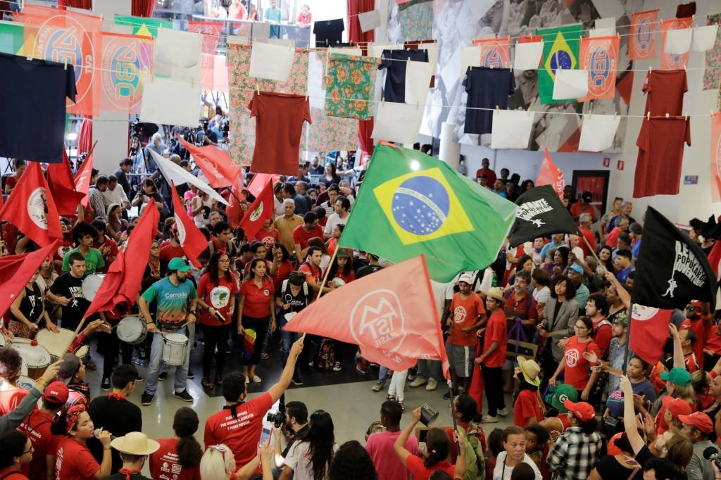 Sindicalista pede que apoiadores de Lula fiquem até o final do julgamento