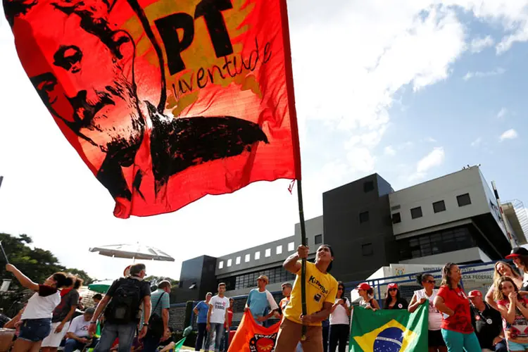 Partido dos Trabalhadores: bancada do PT na Câmara está reunida no início da tarde desta terça-feira, 10, para discutir a estratégia de atuação dos deputados após a prisão do ex-presidente Lula (Rodolfo Buhrer/Reuters)