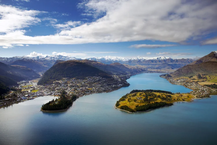 A vista de Frankton pelo pico Cecil, em Queenstown, Nova Zelândia: turismo em alta (Study New Zealand/Divulgação)