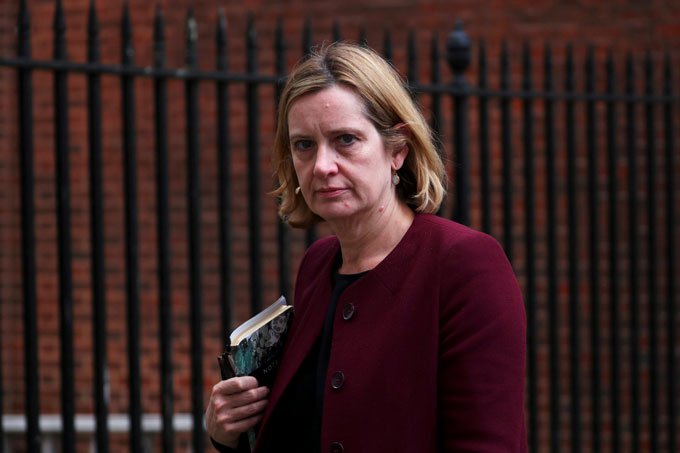 Após polêmica com imigrantes, ministra do Interior do Reino Unido renuncia